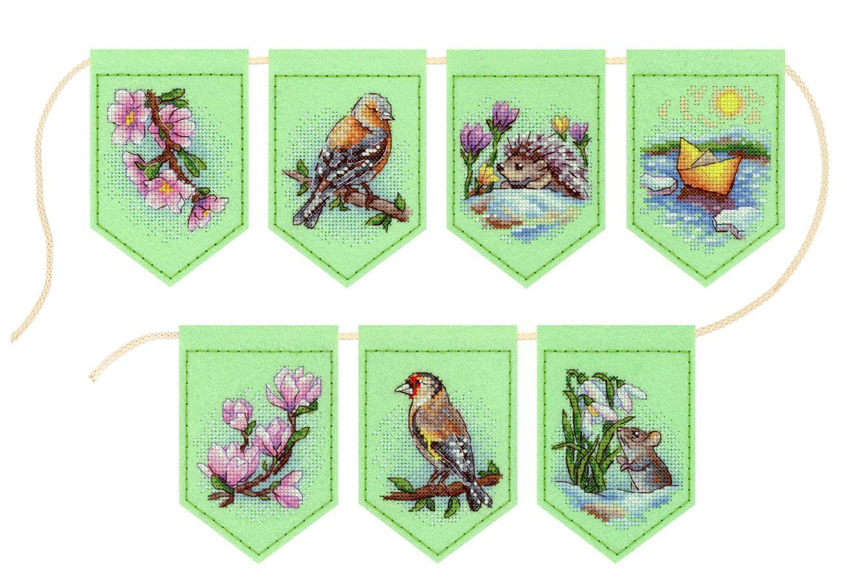Guirnalda de banderines bordados en punto de cruz con flores y pájaros sobre fieltro verde claro estilo primaveral