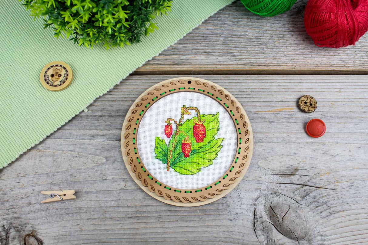 Bordado en madera MP Studia SO-133 – Miniatura “Bayas de verano: Fresas silvestres”
