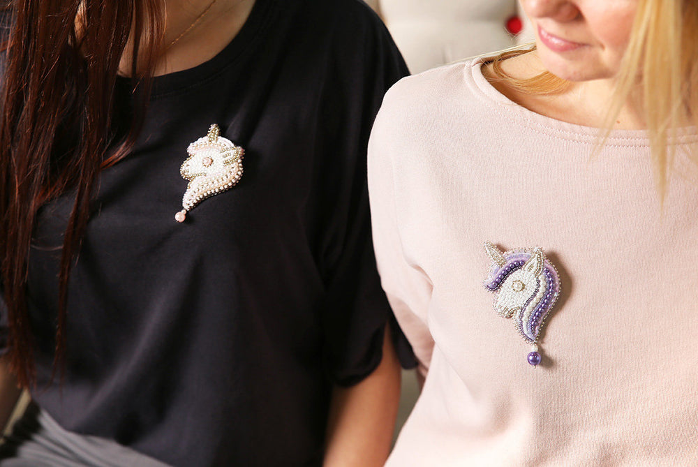 10-016 Brooch. Violet unicorn - Klart - Kit with Beads