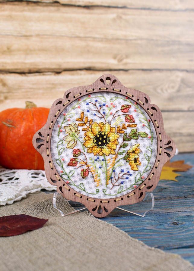 Broderie au point de croix sur socle en bois "Miniature. Cadeau d'automne" SO-101 par MP Studia