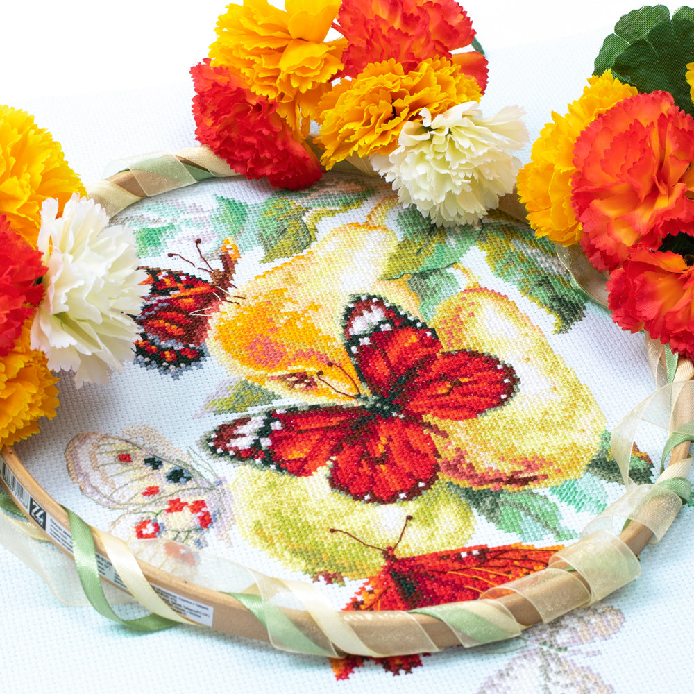 130-051 Papillons et Poires. Kit point de croix aiguille magique