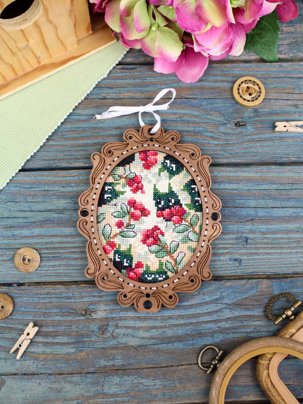 Bordado en madera MP Studia SO-129 – Miniatura “Bosque de Arándanos Rojos”