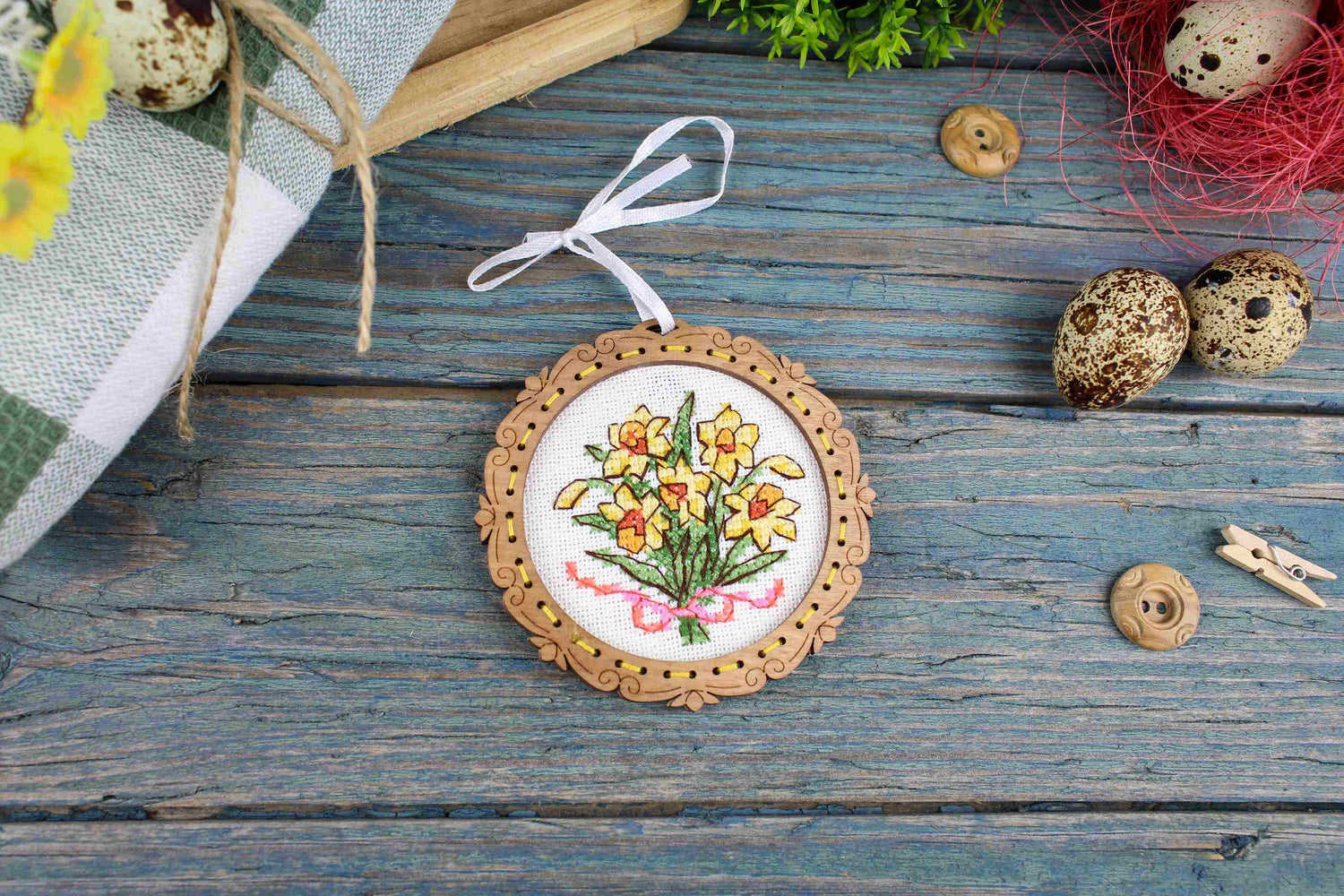 Miniature – Bouquet de jonquilles – Broderie sur socle en bois MP Studia SO-139