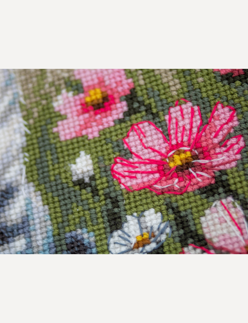 Kit de punto de cruz Aine A1041 – Garden Whiskers, gato entre flores, 20 × 20 cm
