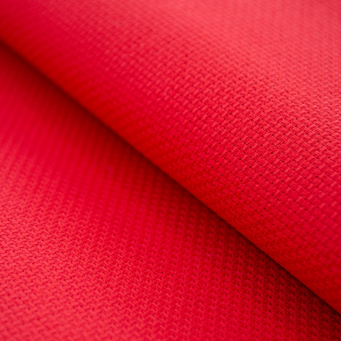 Tela AIDA Zweigart roja 14 ct con tijeras de bordado