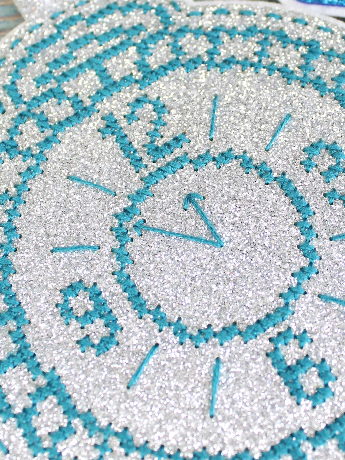 Kit de punto de cruz MP Studia ST-1088 – “Adorno navideño: Casi medianoche”