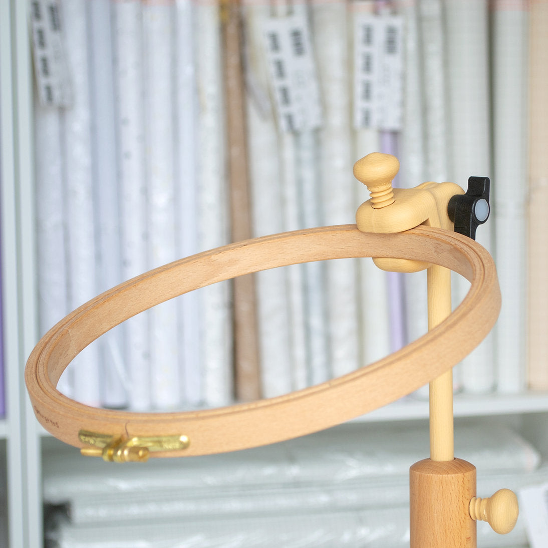 Support de table réglable Nurge 190-1 : confort et qualité pour la broderie