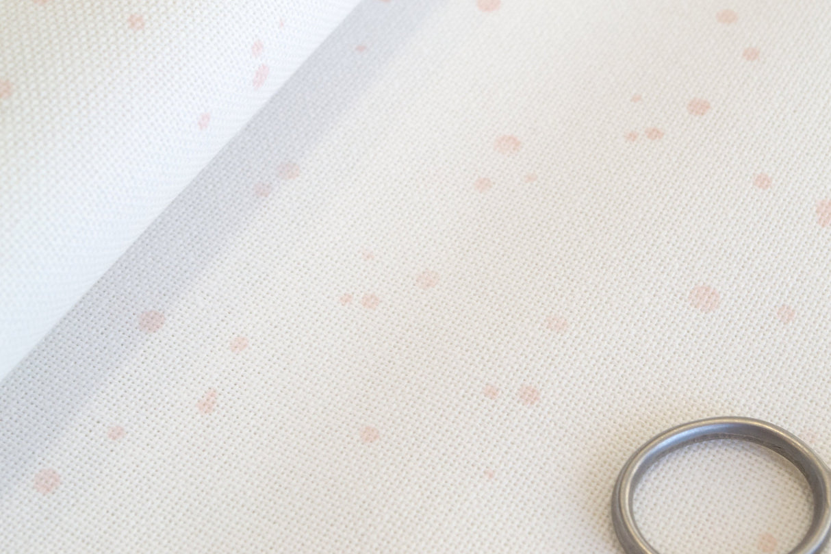 Detalle del efecto splash en la tela Lugana Murano 32 ct Light Powder Pink ZWEIGART