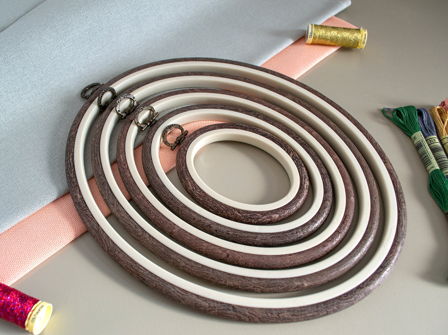 Cadre ovale 230 Nurge Flexi Hoop : marron élégant pour afficher et travailler votre broderie