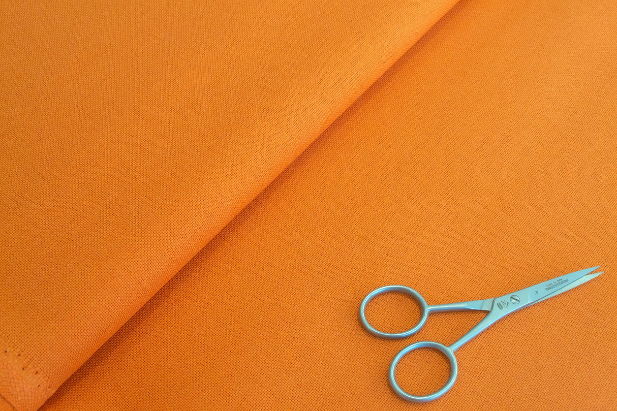 Detalle de la textura de la tela Lugana Murano 32 ct Pumpkin de ZWEIGART