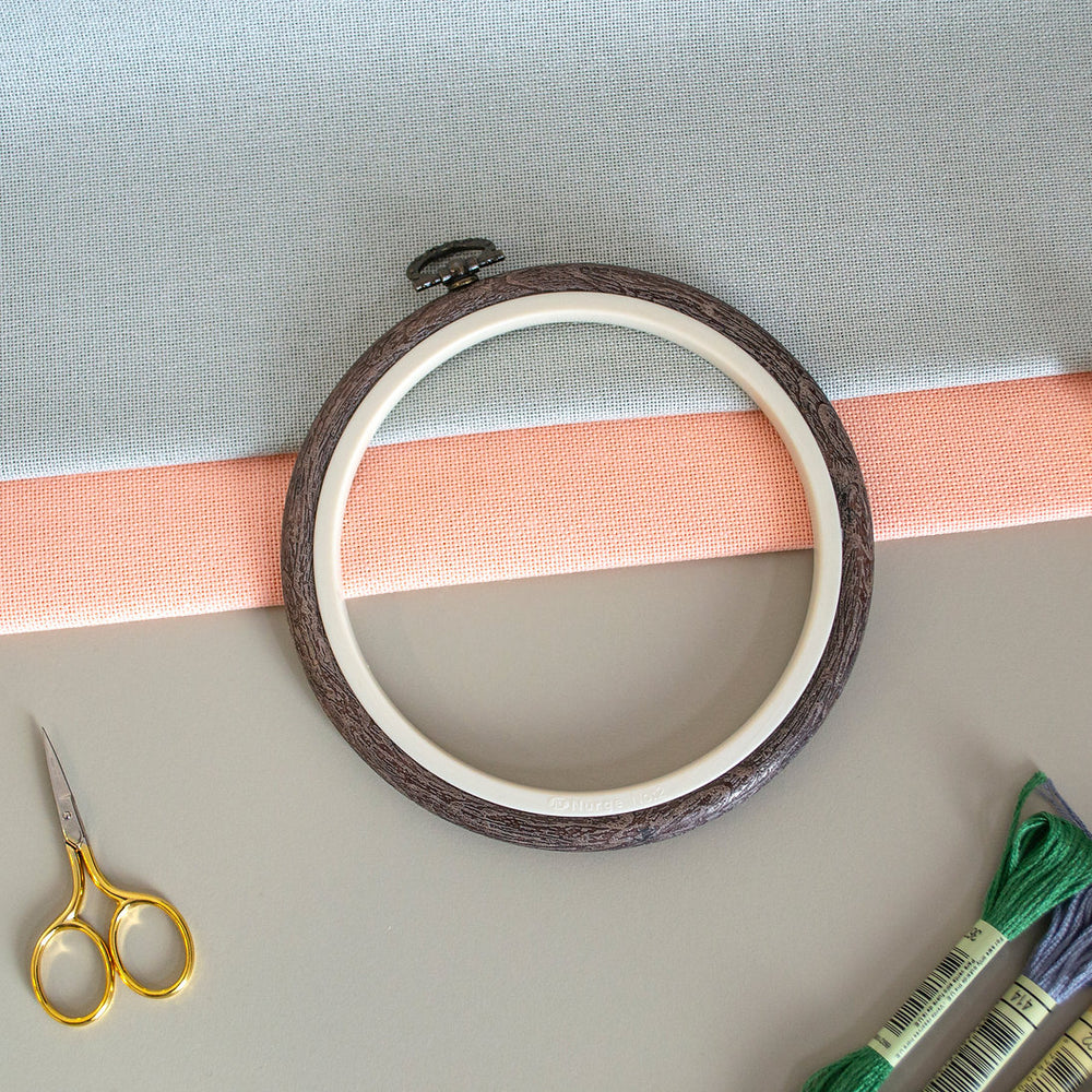 Cadre Nurge Hoop : maintenez une tension parfaite dans vos projets de broderie et décorez avec style.