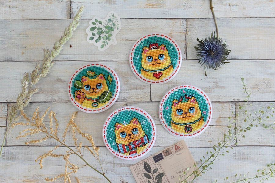 Kit de Punto de Cruz 'Cats. Badges. Imanes' - ST-977 MP Studia