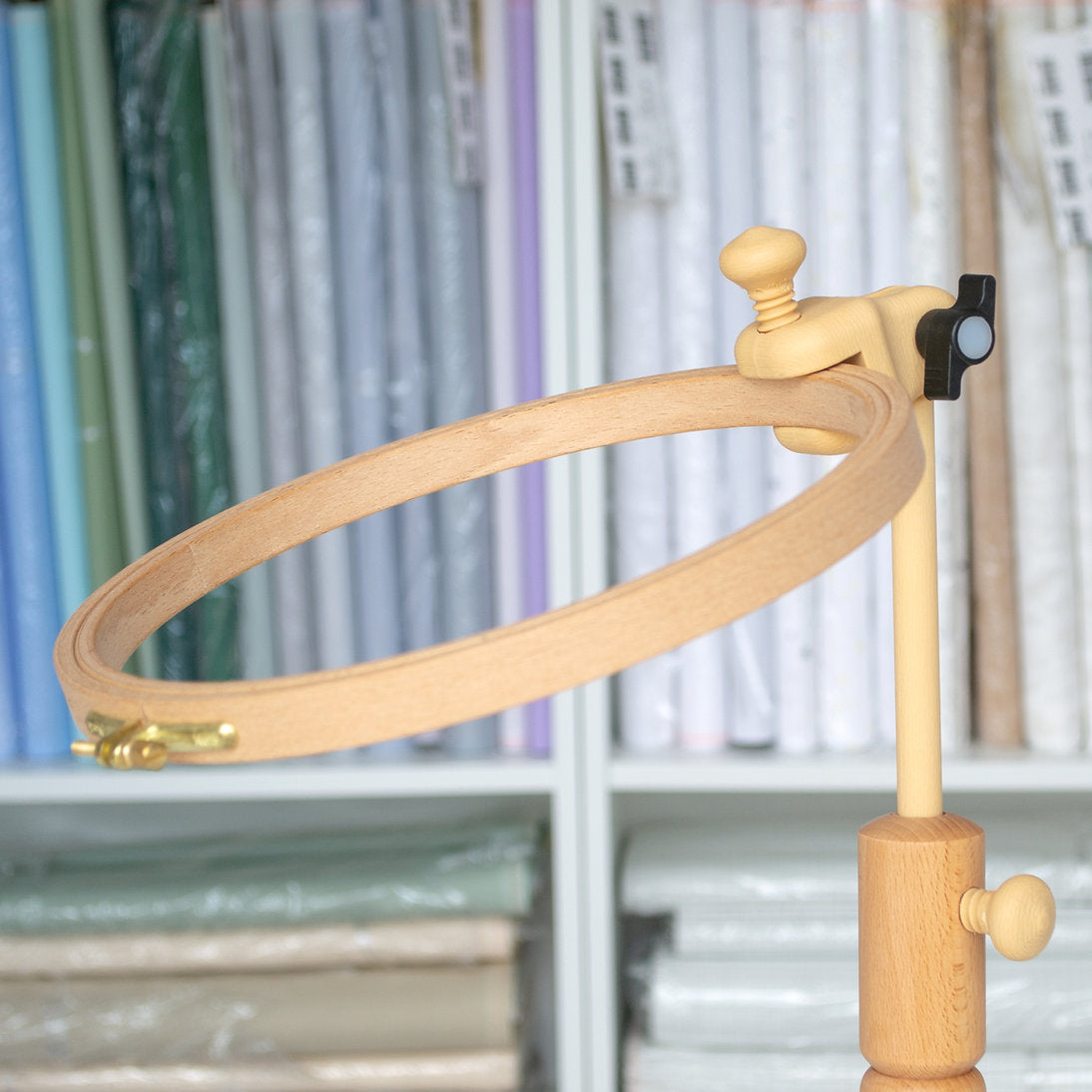 Support de table réglable Nurge 190-1 : confort et qualité pour la broderie