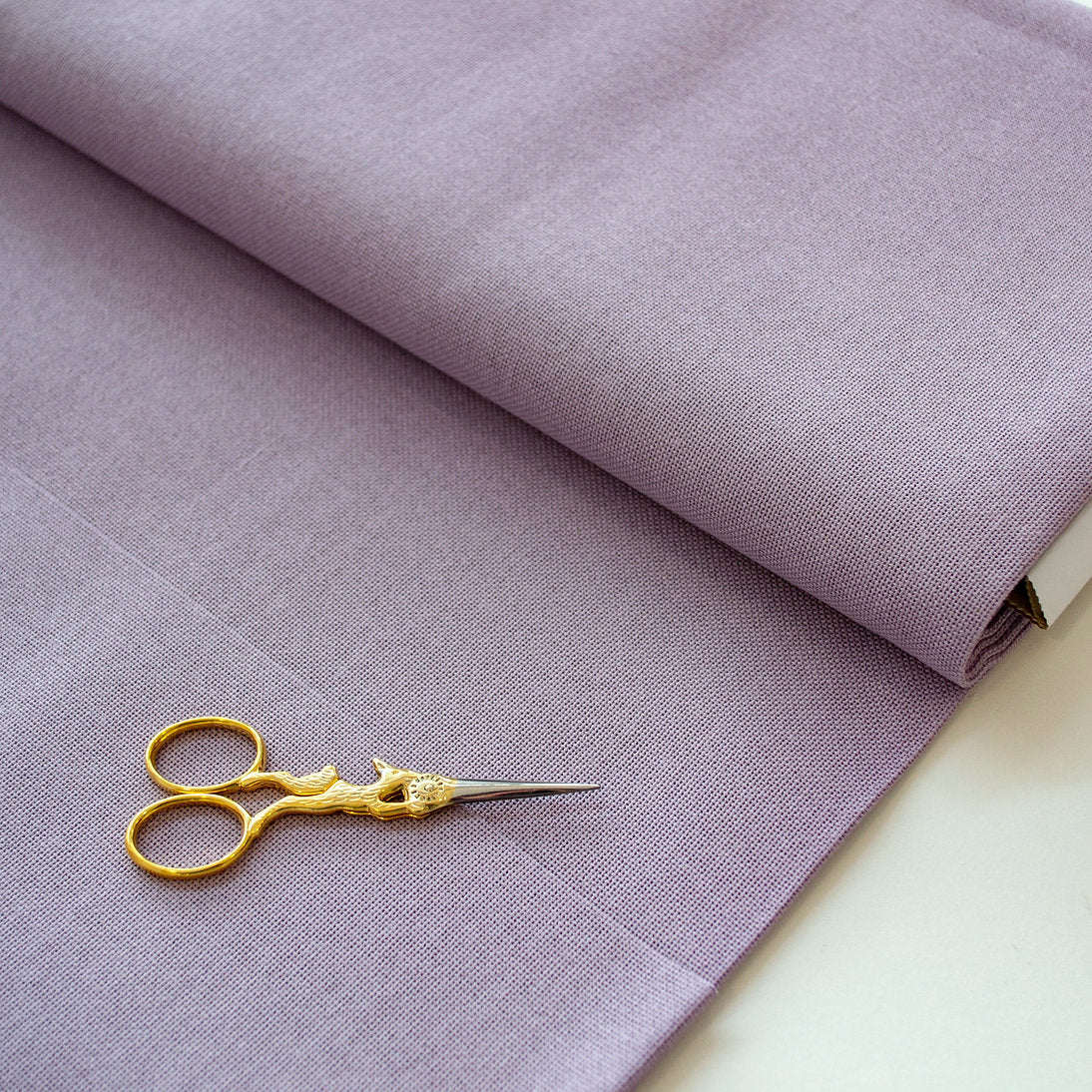 3835/5045 Tela Lugana 25 ct. Color Violet Antique de ZWEIGART para punto de cruz