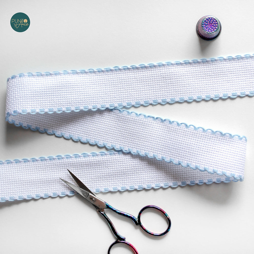 Cinta de Entredos 30 mm - Aida 14ct. con Ribete Azul Claro de ZWEIGART 7003/151