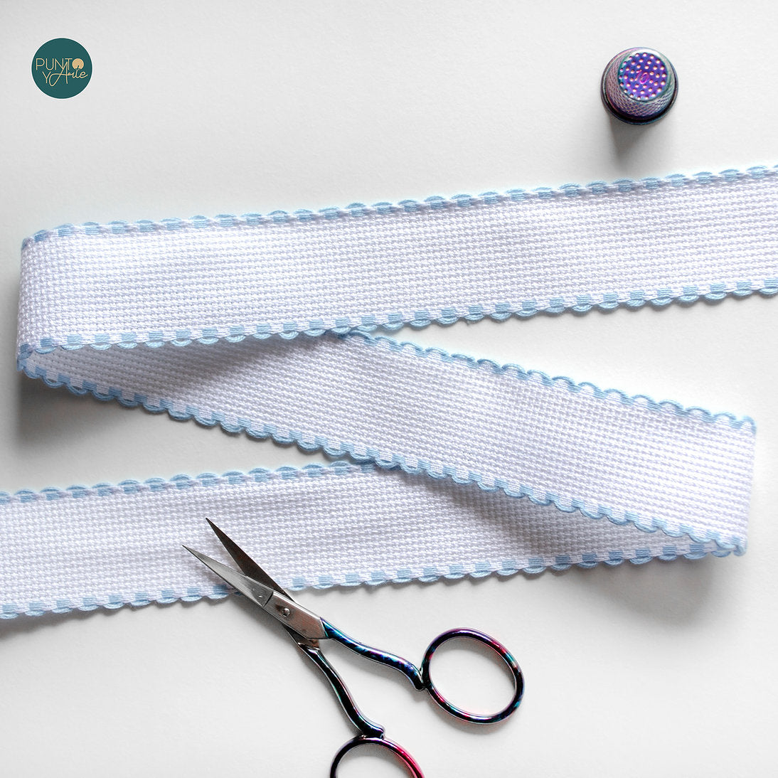 Cinta de Entredos 30 mm - Aida 14ct. con Ribete Azul Claro de ZWEIGART 7003/151