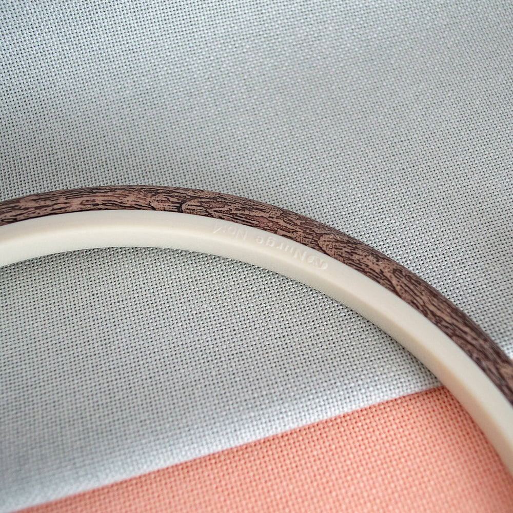 Cadre Nurge Hoop : maintenez une tension parfaite dans vos projets de broderie et décorez avec style.