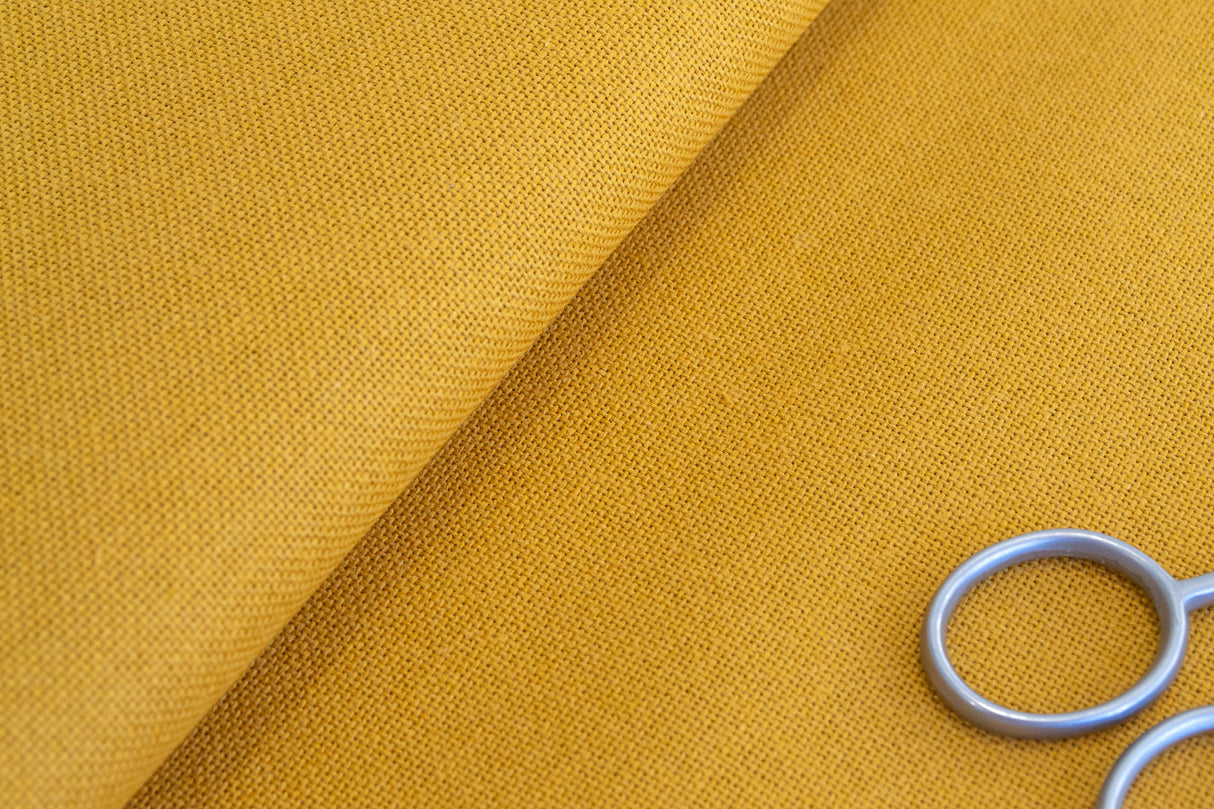 Detalle de la tela Lugana Murano 32 ct amarillo oscuro ZWEIGART