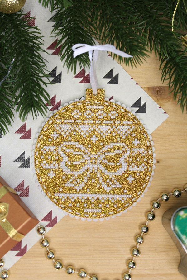 Bola navideña. Golden gift - ST-1020 MP Studia - Kit de punto d