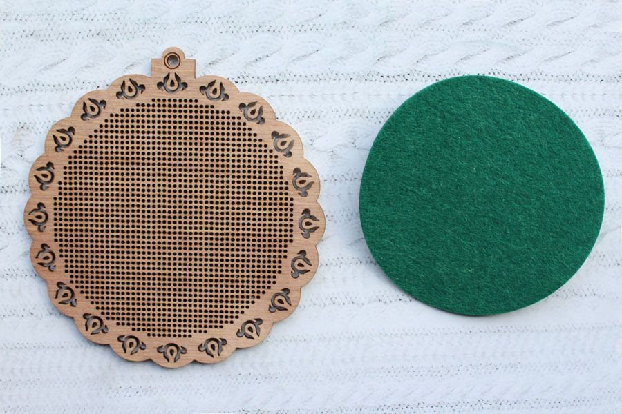 PEACOCK CHARM. Adorno Navideño - SO-087 MP Studia - Kit con abalorios