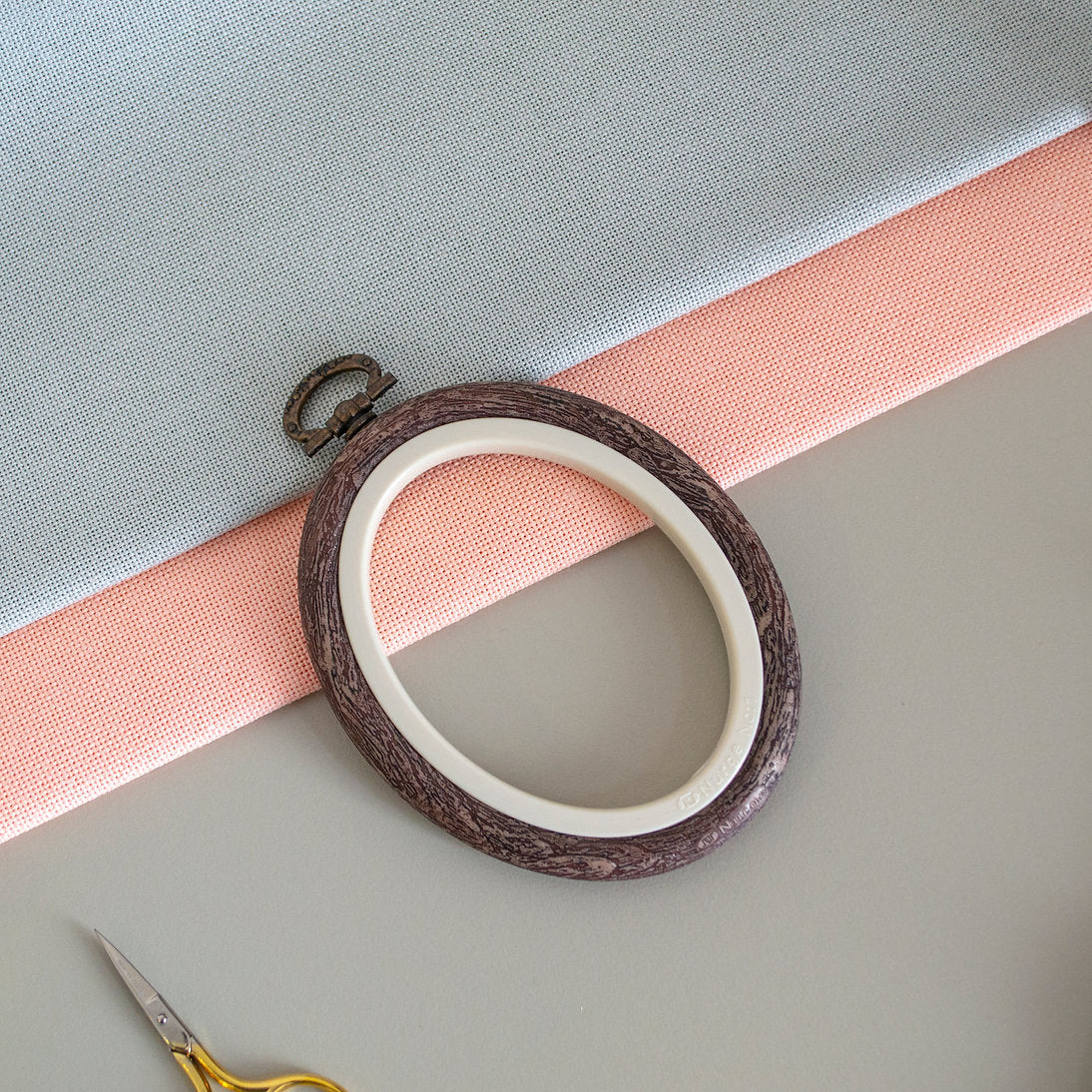 Cadre ovale 230 Nurge Flexi Hoop : marron élégant pour afficher et travailler votre broderie