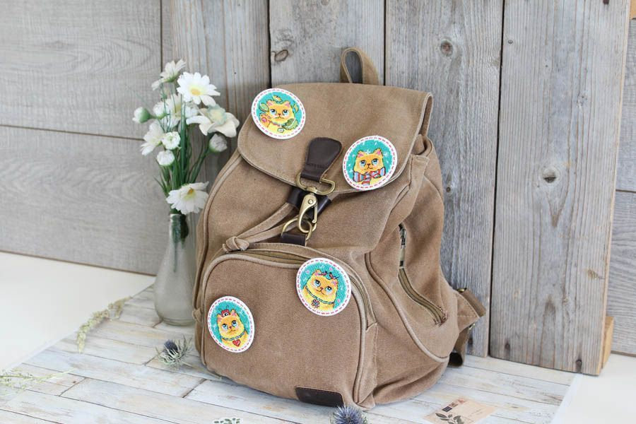 Kit de Punto de Cruz 'Cats. Badges. Imanes' - ST-977 MP Studia