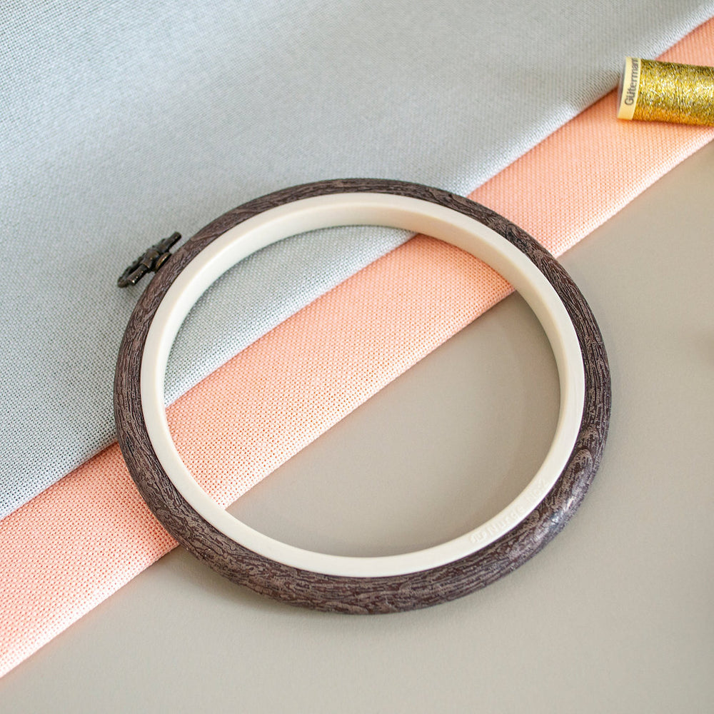 Cadre Nurge Hoop : maintenez une tension parfaite dans vos projets de broderie et décorez avec style.