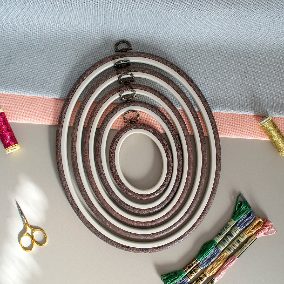 Cadre ovale 230 Nurge Flexi Hoop : marron élégant pour afficher et travailler votre broderie