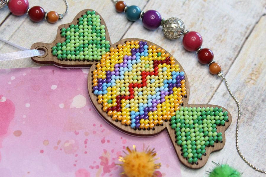 Bonbons. Boule de Noël - SO-064 MP Studia - Kit avec perle