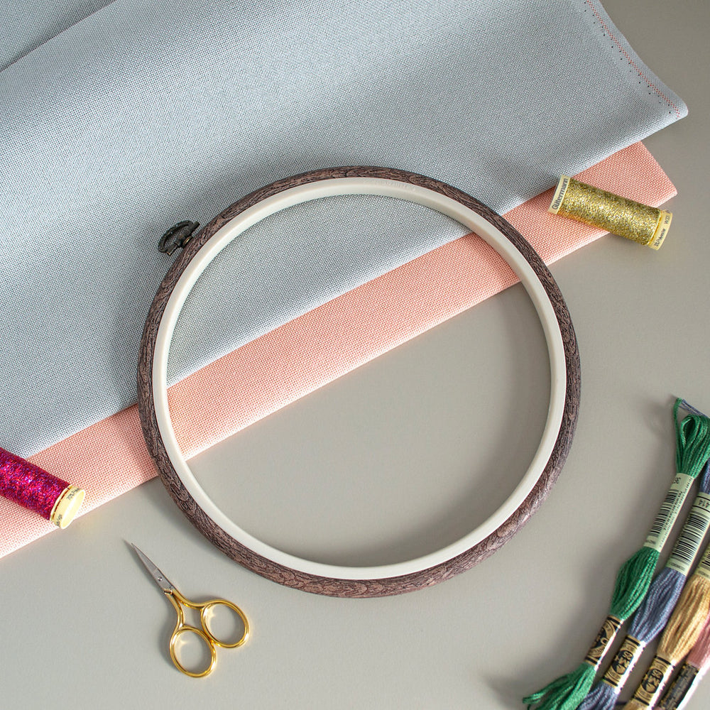 Cadre Nurge Hoop : maintenez une tension parfaite dans vos projets de broderie et décorez avec style.