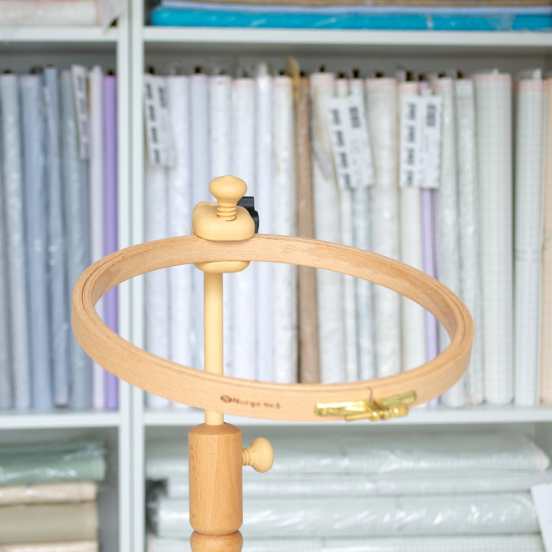 Support de table réglable Nurge 190-1 : confort et qualité pour la broderie