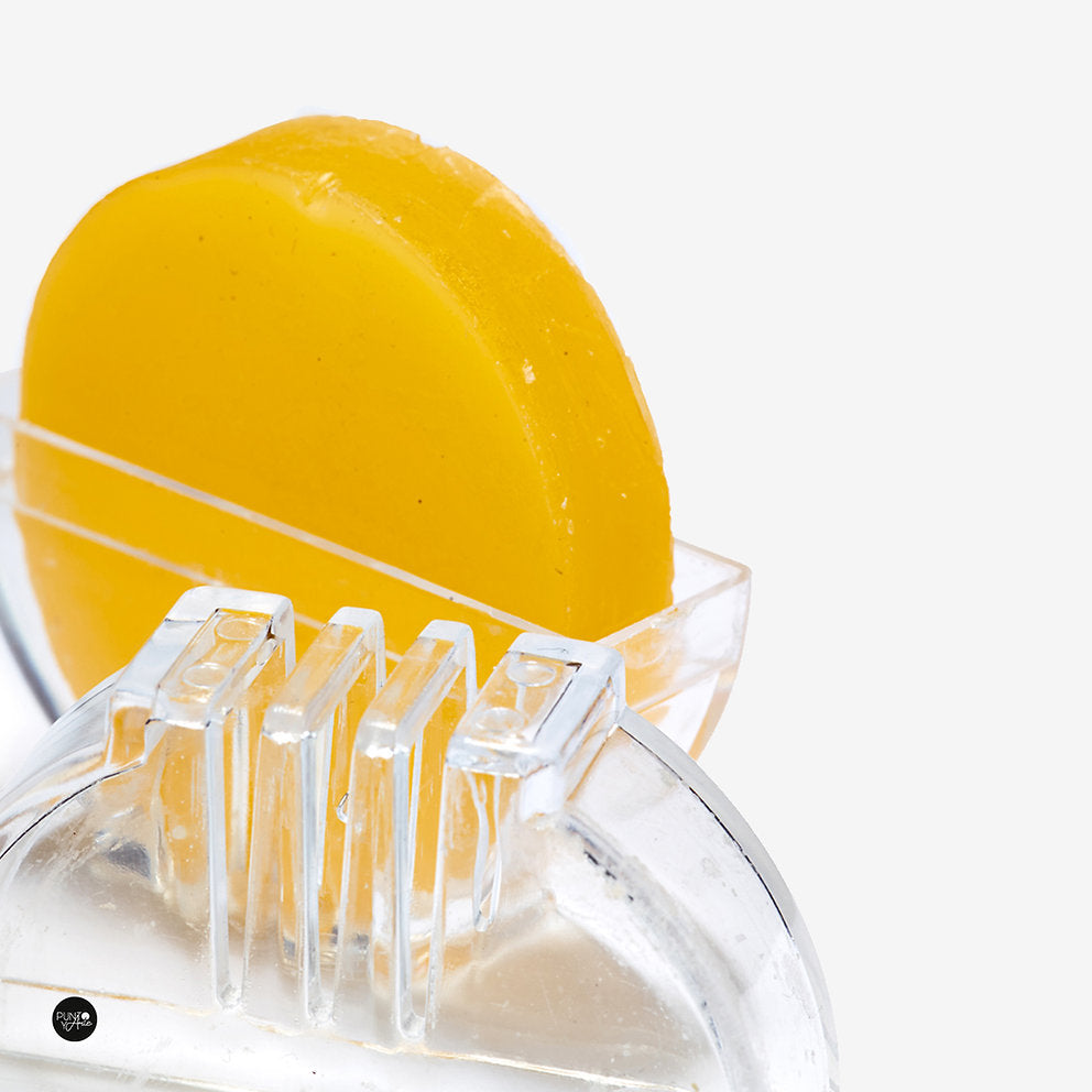 Detalle de la cera de abeja Prym 611250 en su soporte redondo