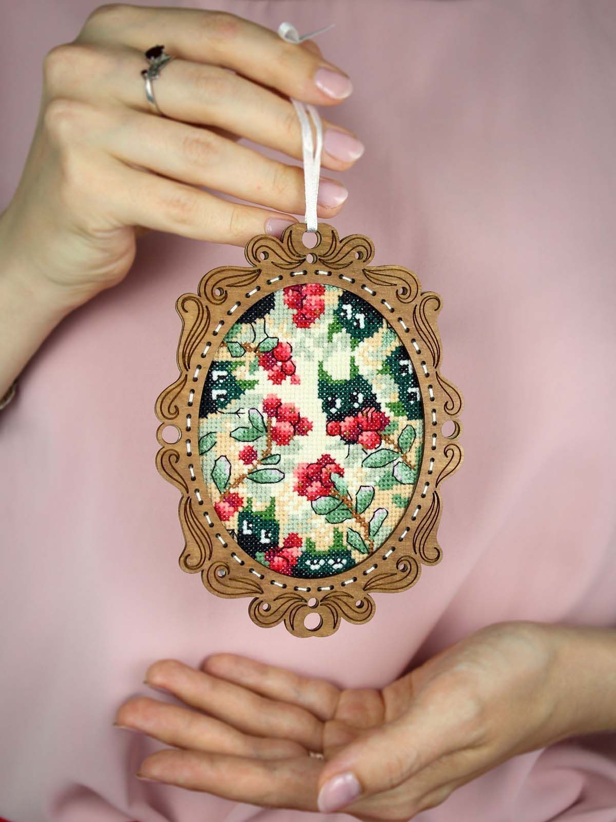 Bordado en madera MP Studia SO-129 – Miniatura “Bosque de Arándanos Rojos”