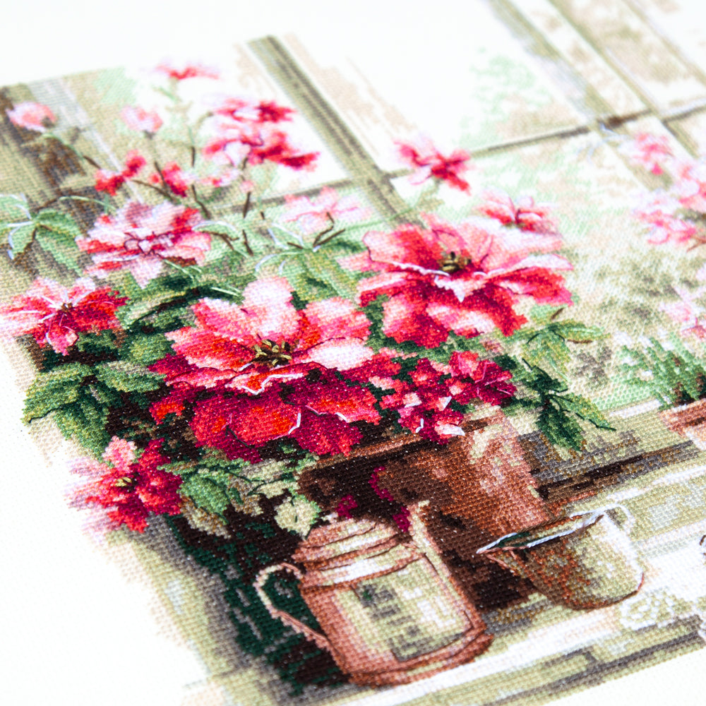 Kit de punto de cruz Magic Needle 70-34 Morning in Rosy Tones, flores rosas junto a la ventana