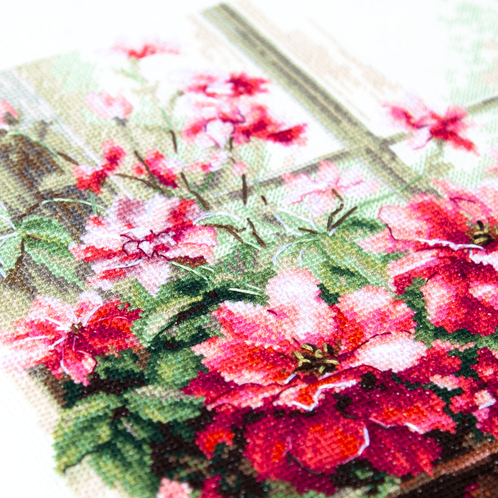 Kit de punto de cruz Magic Needle 70-34 Morning in Rosy Tones, flores rosas junto a la ventana