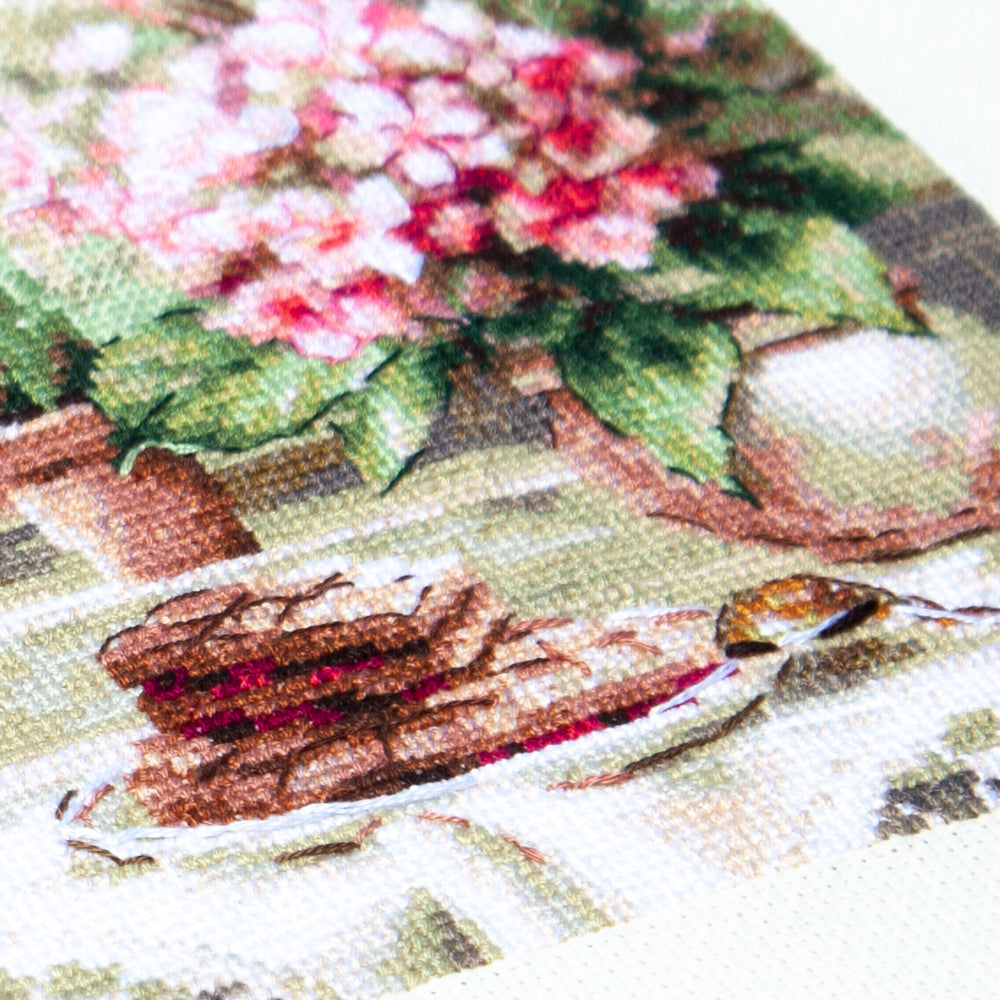Kit de punto de cruz Magic Needle 70-34 Morning in Rosy Tones, flores rosas junto a la ventana
