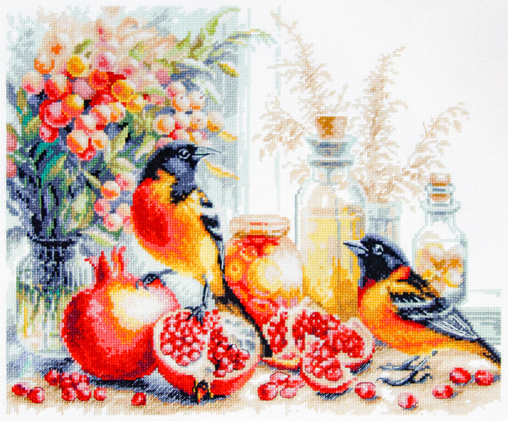 Kit de punto de cruz Magic Needle 70-49 Pomegranate Breakfast con granadas abiertas, pájaros de colores, flores y detalles decorativos sobre Aida blanco antiguo.