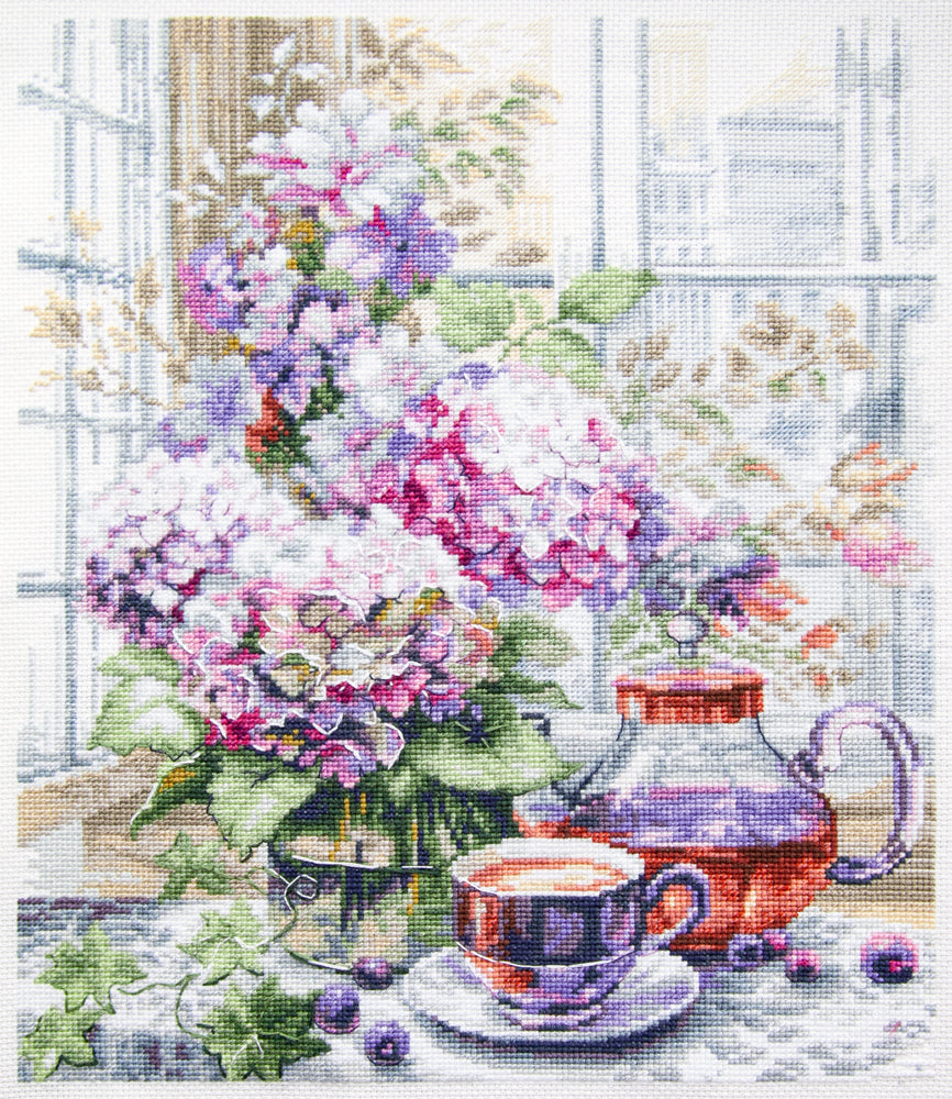 Kit de punto de cruz Magic Needle 70-56 My Serene Morning con flores rosas y lilas, taza de té, tetera y ventana sobre Aida blanca.