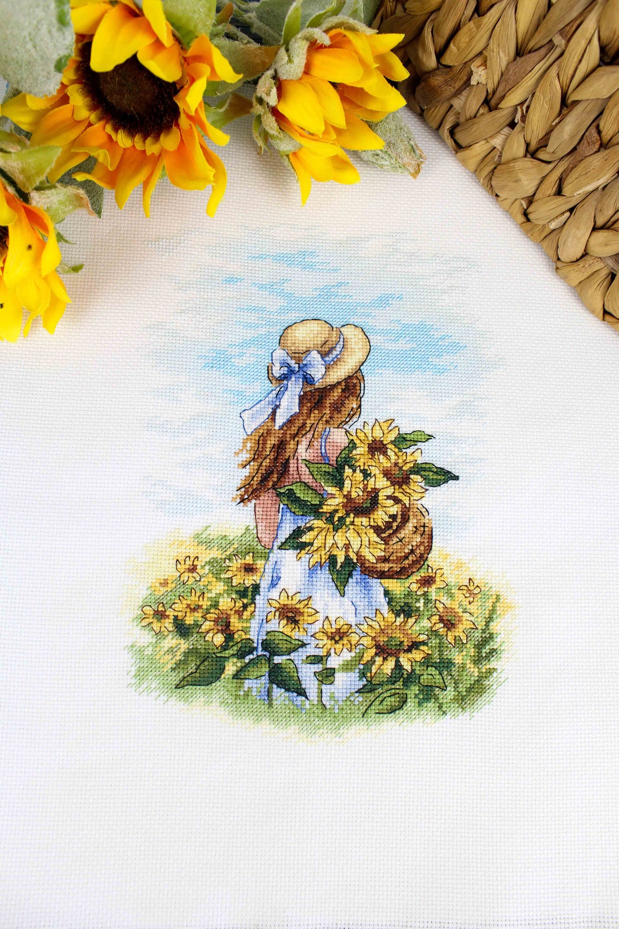 Cross stitch kit "Across the sunny field" SNV-849 MP Studia