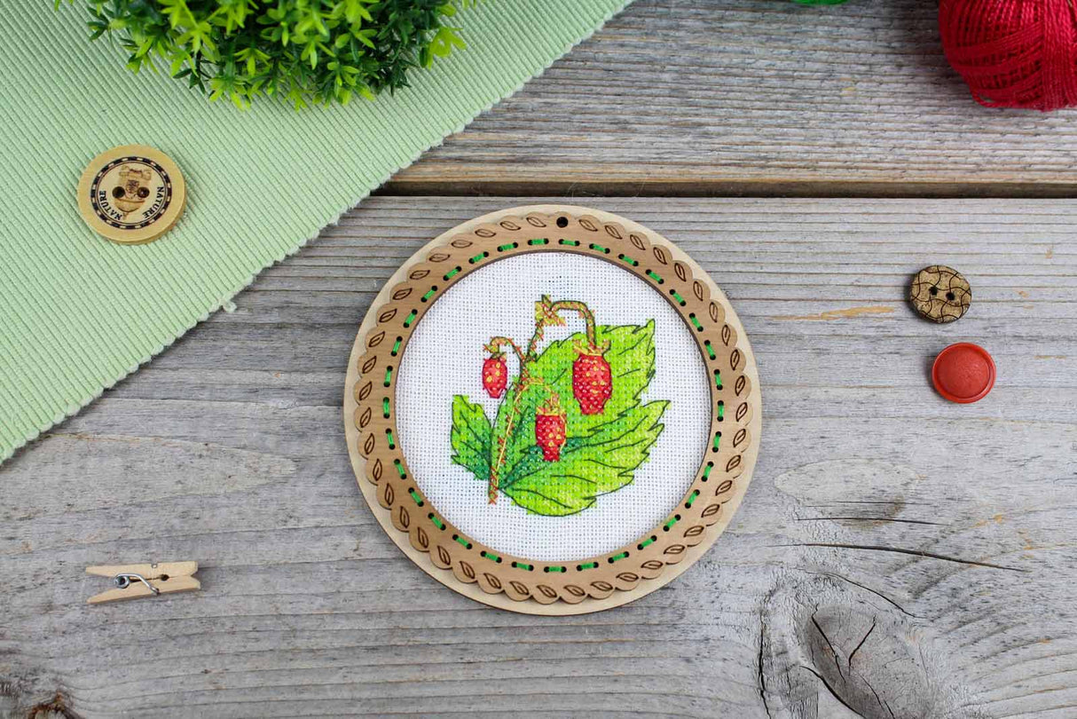 Bordado en madera MP Studia SO-133 – Miniatura “Bayas de verano: Fresas silvestres”