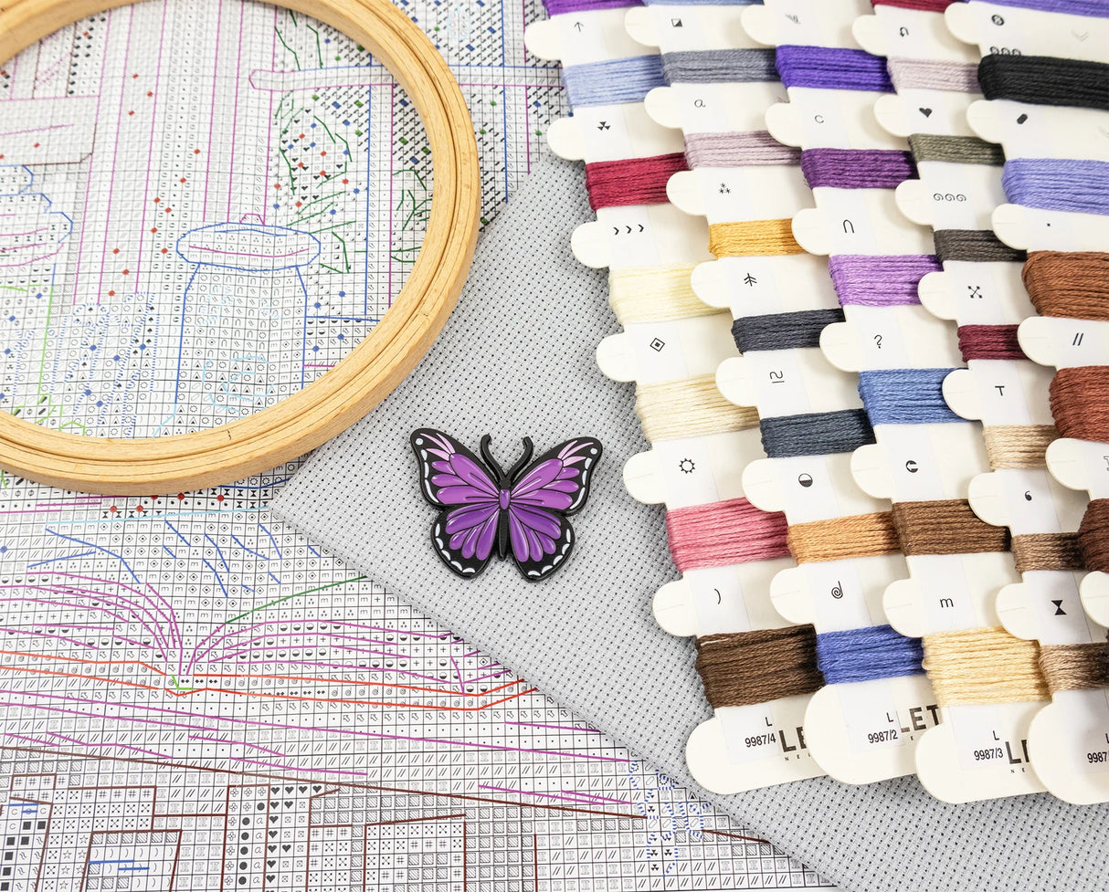 Kit de punto de cruz LetiStitch L9987 Raven’s Library con cuervo y biblioteca mágica