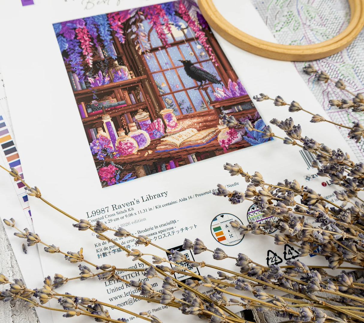Kit de punto de cruz LetiStitch L9987 Raven’s Library con cuervo y biblioteca mágica