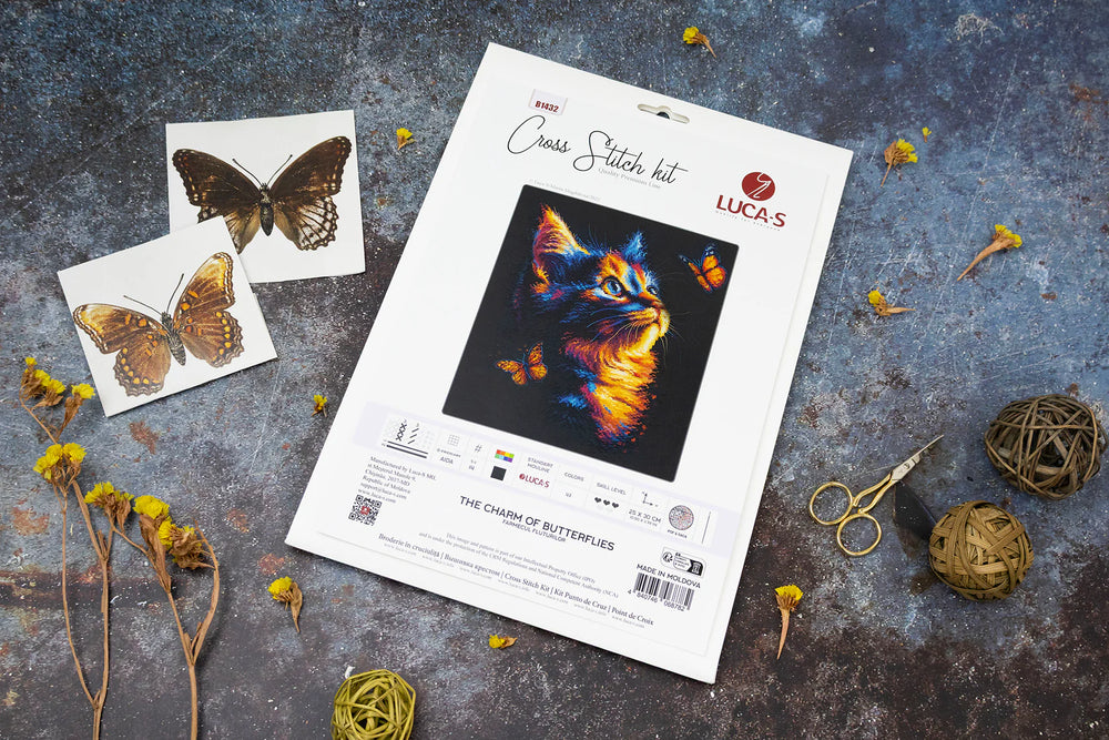 Luca-S B1432 – The Charm of Butterflies | Kit de punto de cruz con gato y mariposas sobre fondo oscuro