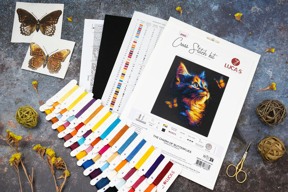 Luca-S B1432 – The Charm of Butterflies | Kit de punto de cruz con gato y mariposas sobre fondo oscuro