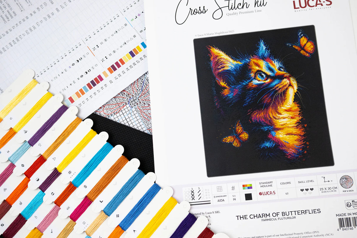 Luca-S B1432 – The Charm of Butterflies | Kit de punto de cruz con gato y mariposas sobre fondo oscuro
