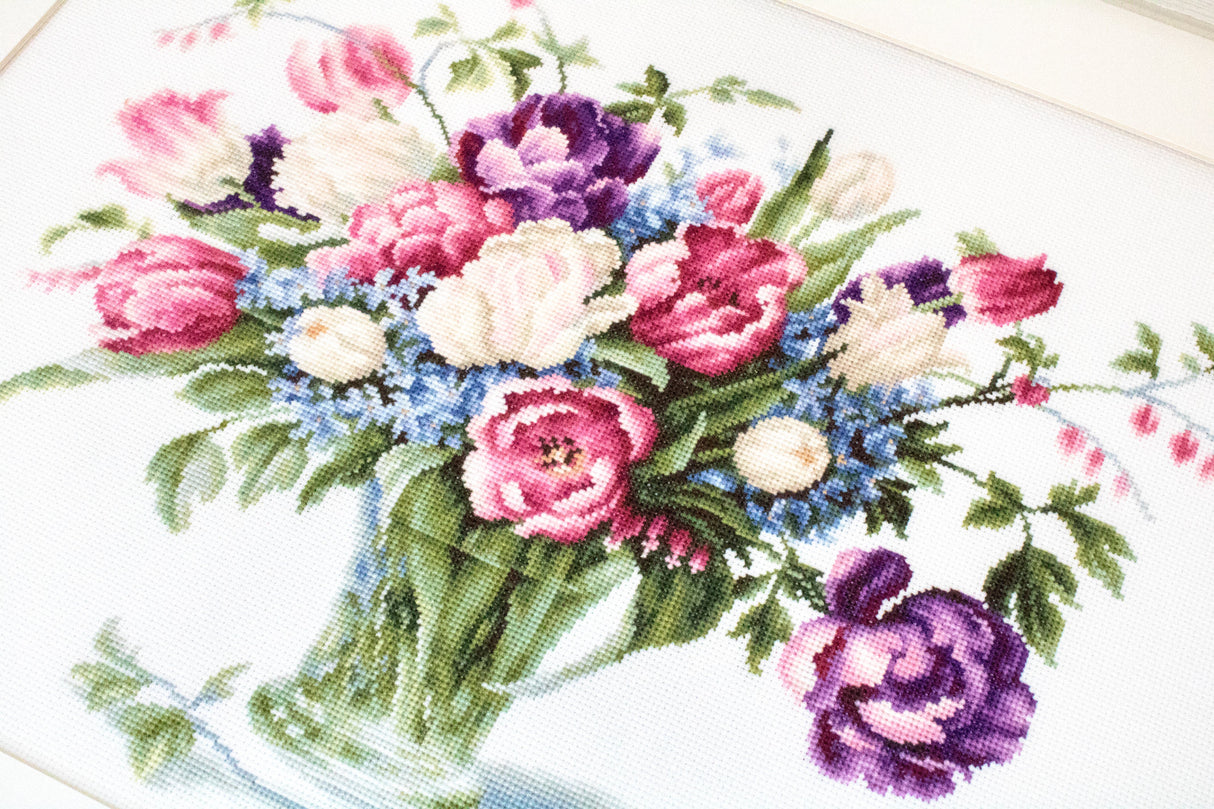 B2261 Tulip Vase - Luca-S - Cross Stitch Kit