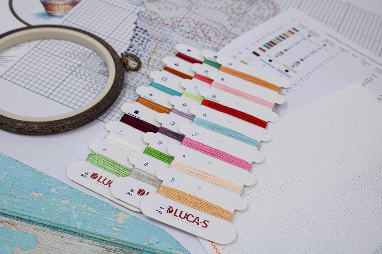 Kit de Punto de Cruz con Aro Incluido - Helado de Cereza Luca-S, BC104