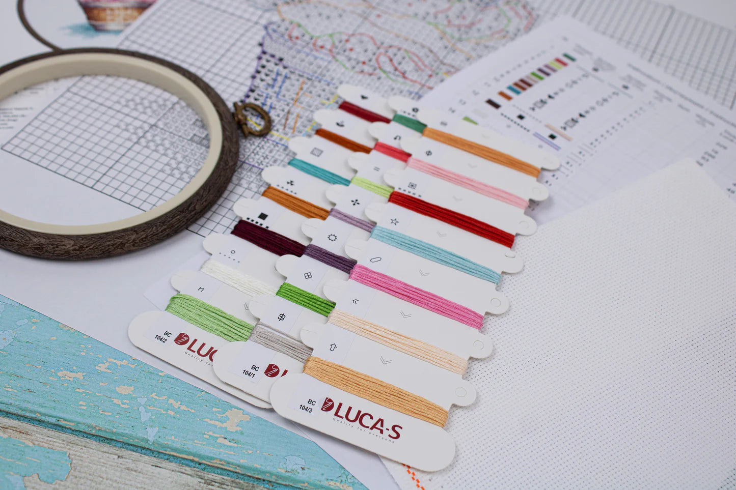 Kit de Punto de Cruz con Aro Incluido - Helado de Cereza Luca-S, BC104