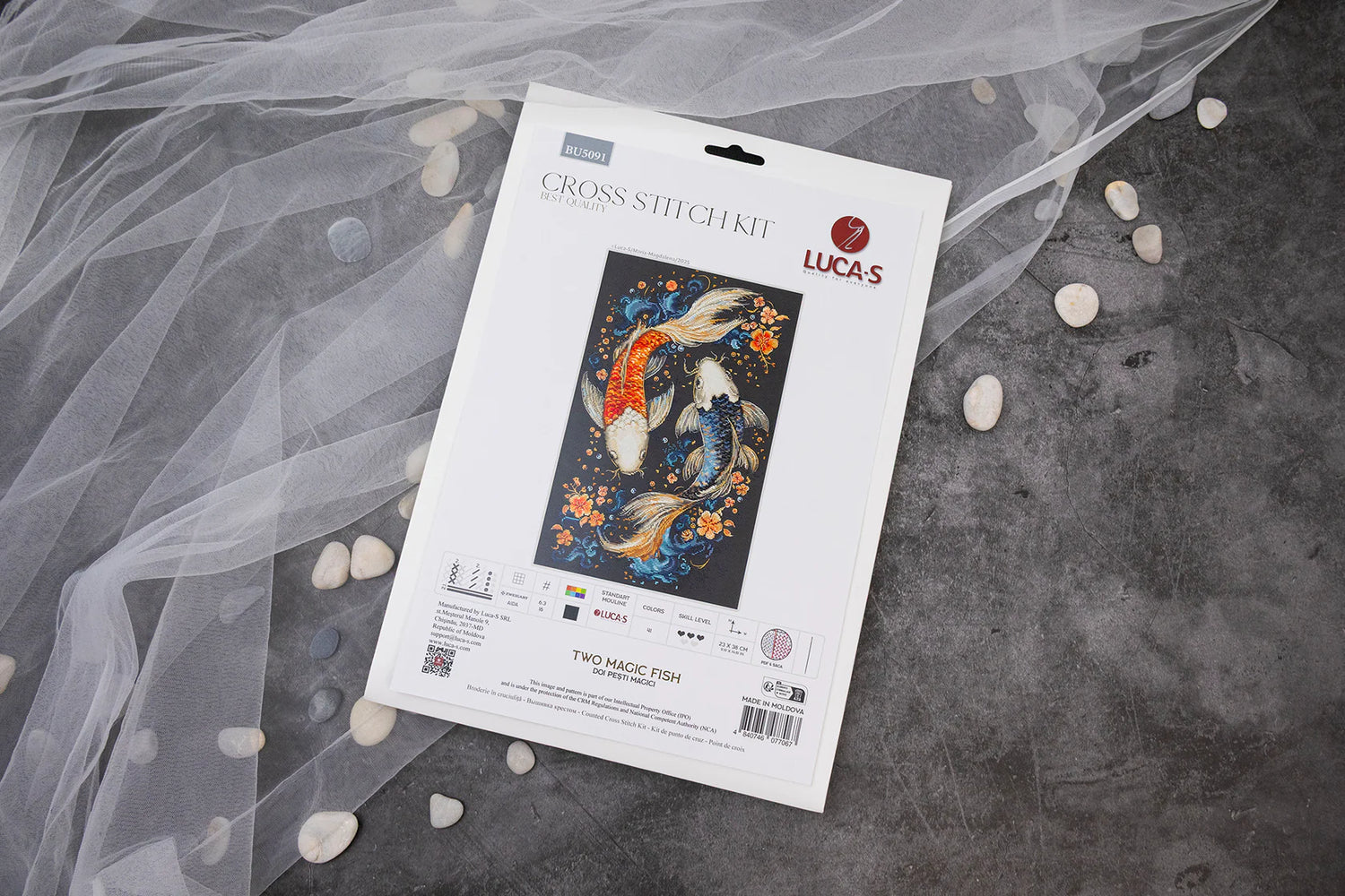 Luca-S BU5091 – Deux poissons magiques | Kit de point de croix avec carpes koï sur fond sombre