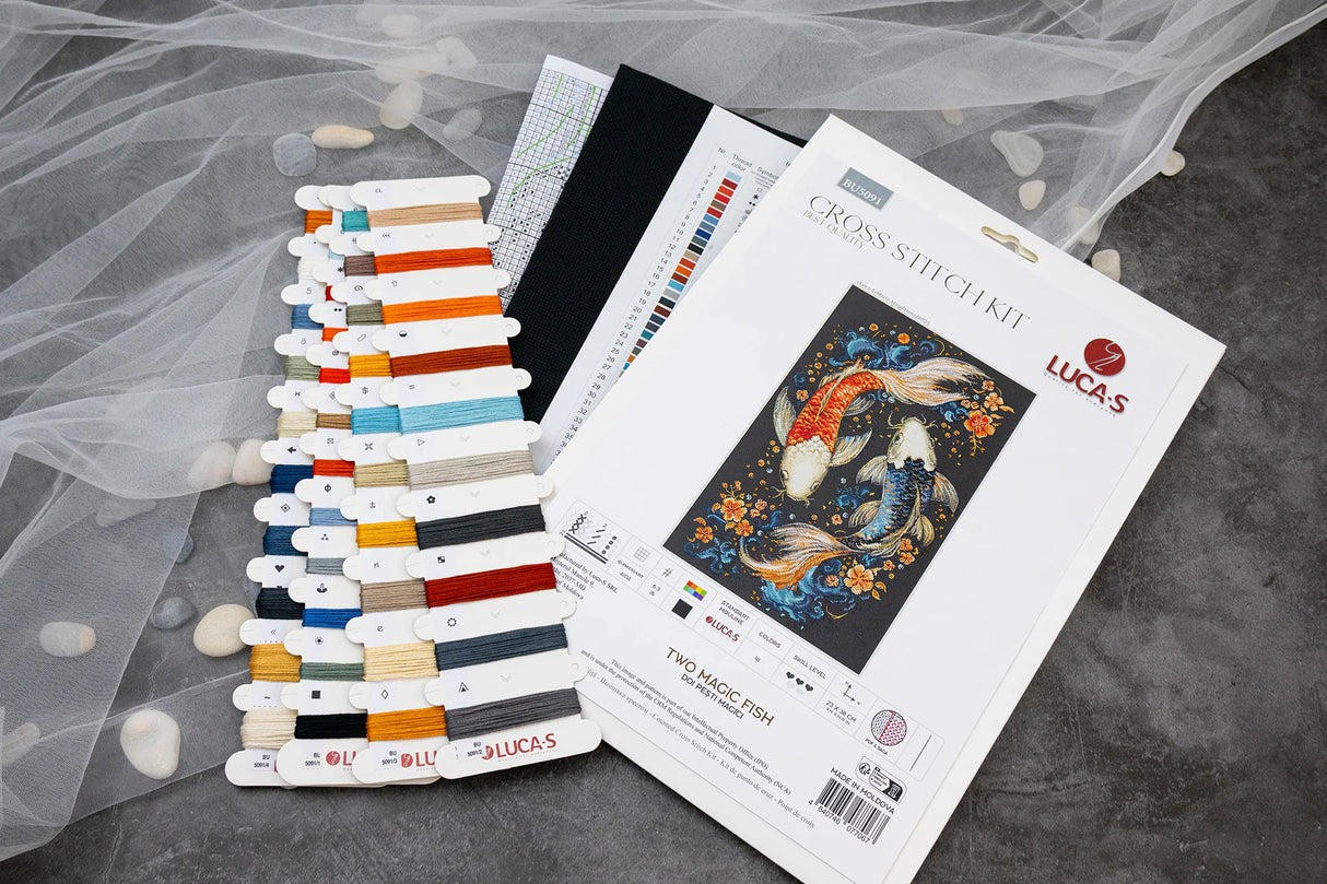 Luca-S BU5091 – Deux poissons magiques | Kit de point de croix avec carpes koï sur fond sombre